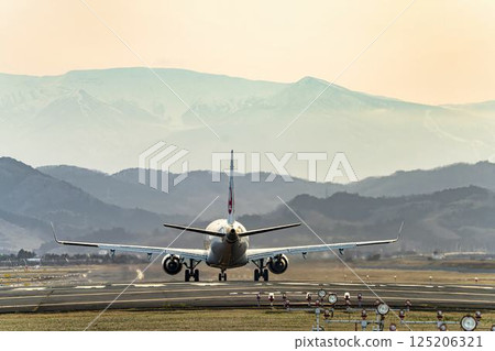 黃昏時分的仙台機場，飛機起飛，宮城縣名取市 125206321