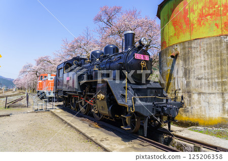 鳥取縣若狹鐵道的櫻花和蒸氣機車 鳥取縣若狹鐵道的櫻花和蒸氣機車 125206358