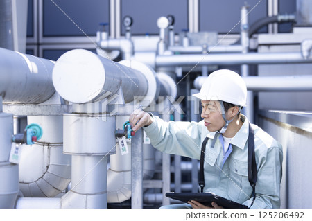 建築維護：一名男子正在檢查設備。照片由東京電子專門學校電波學園提供。 125206492