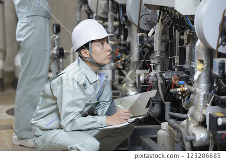 建築維護：一名男子正在檢查設備。照片由東京電子專門學校電波學園提供。 125206685