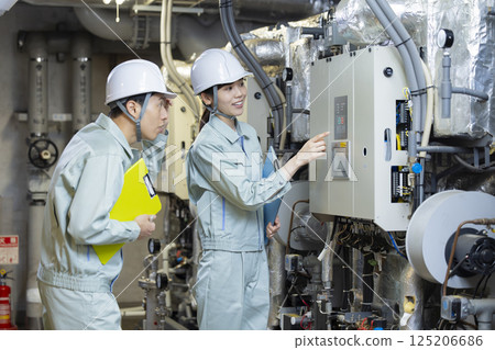 樓宇維護人員正在檢查設備。照片由東京電子專門學校電波學園提供。 樓宇維護人員正在檢查設備。照片由東京電子專門學校電波學園提供。 125206686