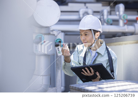 建築維護：一名男子正在檢查設備。照片由東京電子專門學校電波學園提供。 125206739