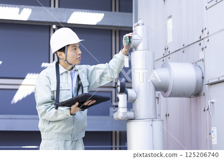 建築維護：一名男子正在檢查設備。照片由東京電子專門學校電波學園提供。 125206740