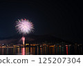 Fireworks reflected on the water / Japanese summer scenery 125207304