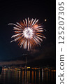 Fireworks reflected on the water / Japanese summer scenery 125207305