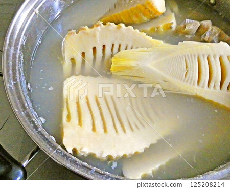 Enjoy the taste of spring! Photo of bamboo shoots being de-bittered Enjoy the taste of spring! Photo of bamboo shoots being de-bittered 125208214