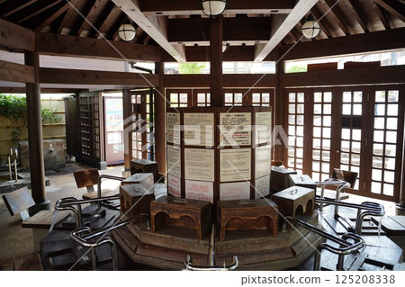 Foot steaming 125208338