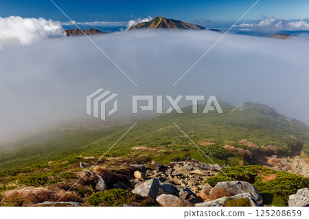 從飯豐山眺望流雲與大日山 125208659