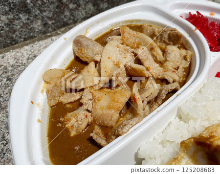咖哩飯配煎蛋和五花肉(外帶) 咖哩飯配煎蛋和五花肉(外帶) 125208683
