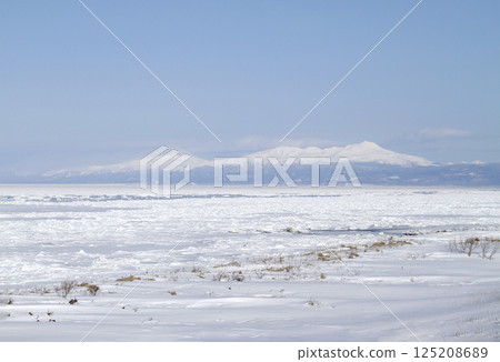 從鉄母本線電車的窗外看到的鄂霍次克海的流冰。流冰物語列車、流冰Norokko列車 125208689