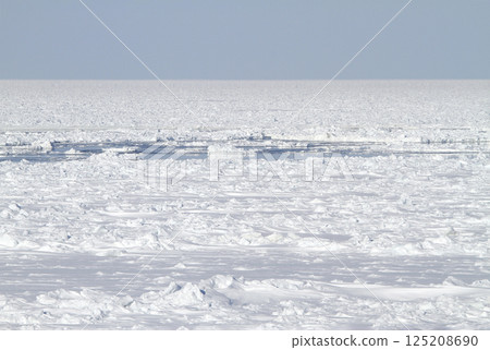 從鉄母本線電車的窗外看到的鄂霍次克海的流冰。流冰物語列車、流冰Norokko列車 125208690