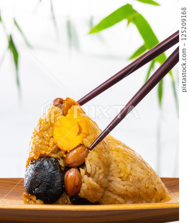 Traditional Chinese glutinous rice cake, containing rich bean paste 125209168
