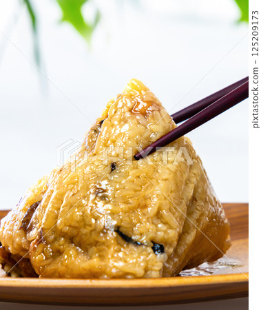 Traditional Chinese glutinous rice cake, containing rich bean paste 125209173