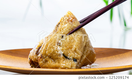 傳統的中國糯米糕，含有濃鬱的豆沙餡 125209174