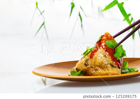 傳統的中國糯米糕，含有濃鬱的豆沙餡 125209175