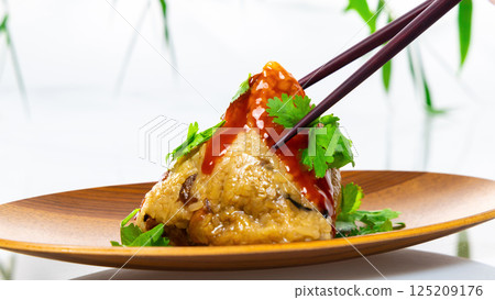 傳統的中國糯米糕，含有濃鬱的豆沙餡 125209176