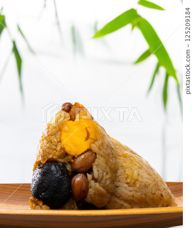 傳統中華糯米粽子展現其豐富的內含物 125209184