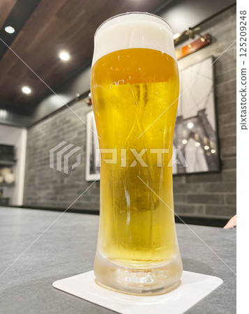 玻璃杯生啤酒 125209248
