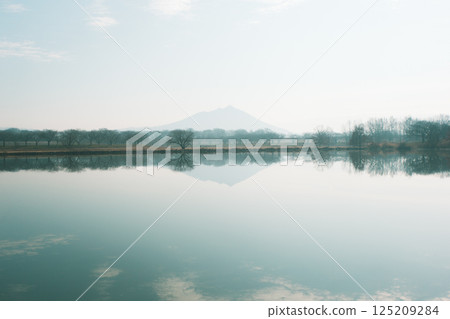 Symmetrical mountains reflected in the lake 125209284