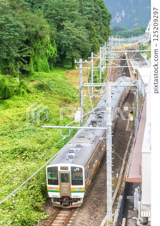 A train on the Agano Line glides into Naganohara-Kusatsuguchi Station. 125209297