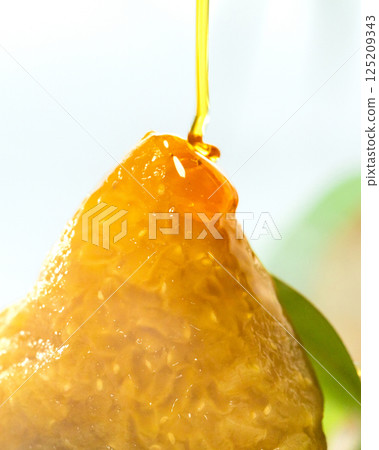 淋上蜂蜜的美味甜味米粽 淋上蜂蜜的美味甜味米粽 125209343