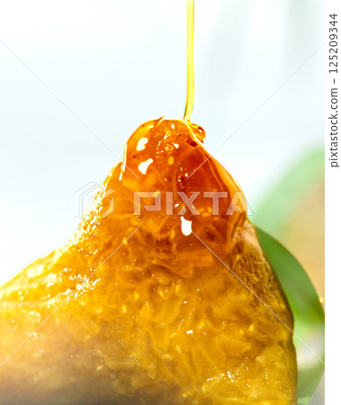 淋上蜂蜜的美味甜味米粽 125209344