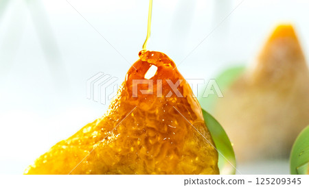 淋上蜂蜜的美味甜味米粽 淋上蜂蜜的美味甜味米粽 125209345