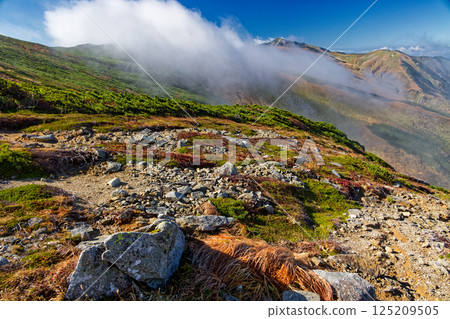 從飯豐山脈大藏嶺山頂眺望的雲朵和大日山 125209505