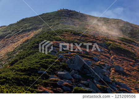 從飯豐山脈的大藏山脊頂眺望飯豐山頂 125209506