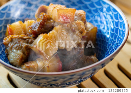 竹蒸籠上的香氣四溢的蒸五花肉 竹蒸籠上的香氣四溢的蒸五花肉 125209555