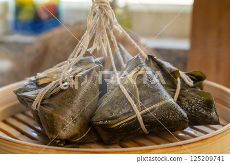 竹製蒸籠裡的傳統亞洲糯米粽 125209741