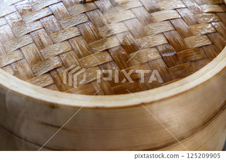 呈現蒸氣和濕氣的傳統竹蒸籠蓋 125209905