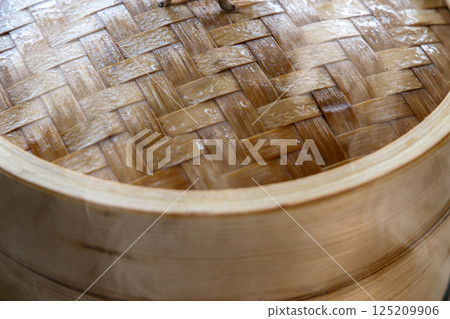 呈現蒸氣和濕氣的傳統竹蒸籠蓋 125209906