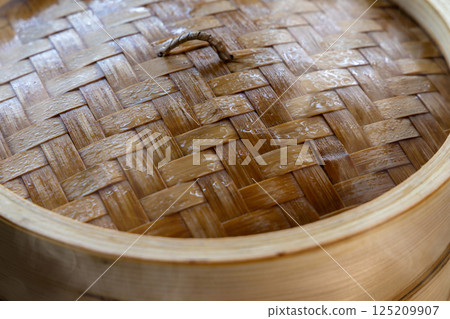 呈現蒸氣和濕氣的傳統竹蒸籠蓋 125209907