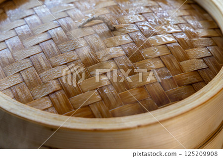呈現蒸氣和濕氣的傳統竹蒸籠蓋 125209908