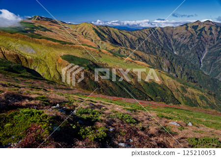 從飯豐山脈的大藏嶺眺望大日山和北又山的秋色 125210053