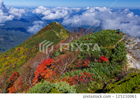Climbers walking along the autumn-colored Daigura Ridge and Mount Hoshu 125210061