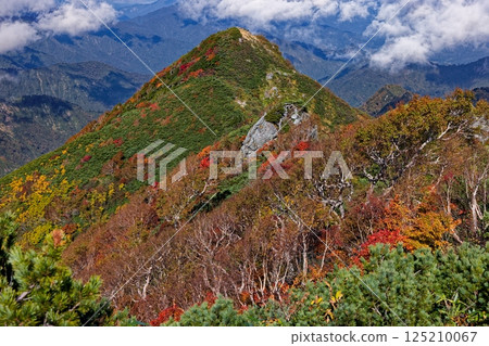 從飯豐山脈的大藏嶺眺望，豐州山的紅葉 125210067