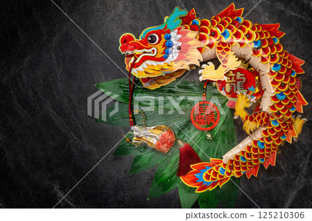 端午節傳統展品,包括龍和香包 端午節傳統展品,包括龍和香包 125210306