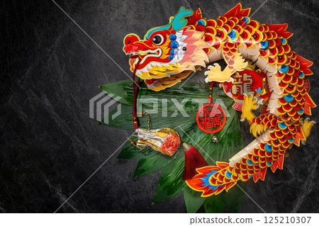 端午節傳統展品，包括龍和香包 125210307