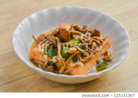 Deep-fried tofu with nameko mushroom sauce Deep-fried tofu with nameko mushroom sauce 125211367