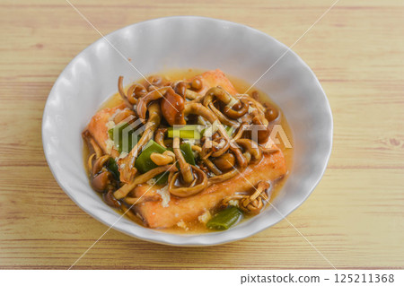 Deep-fried tofu with nameko mushroom sauce 125211368