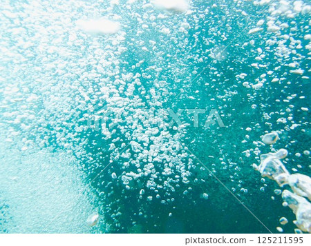 清澈溪流中的氣泡 125211595