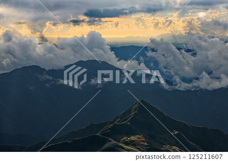 從紋內山眺望夕陽下的飯豐山脈兩座山峰和日本海 125211607