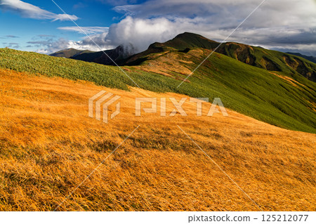 The evening glow of the Iide mountain range, autumn foliage of Mt. Monnai and Mt. Kitamata 125212077