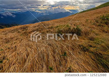 從飯豐山脈的紋內山眺望連山與日本海的日落 125212080