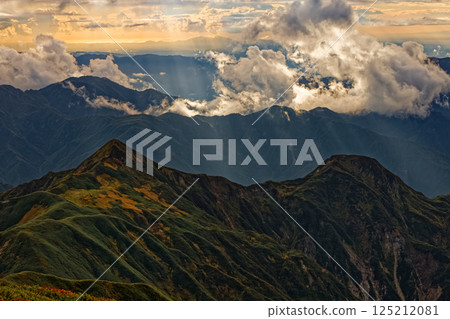 從紋內山眺望夕陽下的飯豐山脈兩座山峰和日本海 125212081