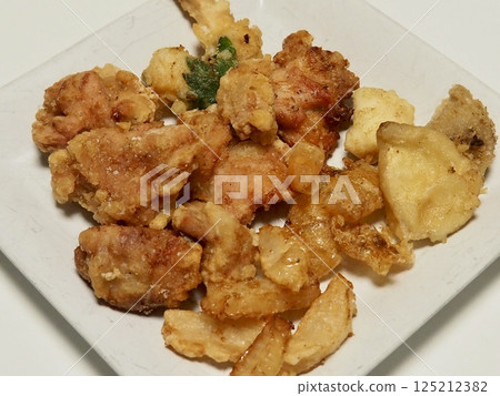 炸雞,老婆做的家常菜,在家吃飯,一家人幸福 炸雞,老婆做的家常菜,在家吃飯,一家人幸福 125212382
