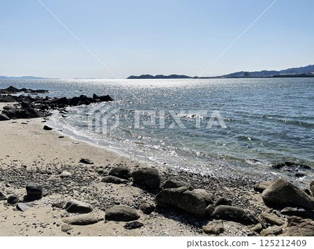 岩石海灘、海洋和藍天 岩石海灘、海洋和藍天 125212409
