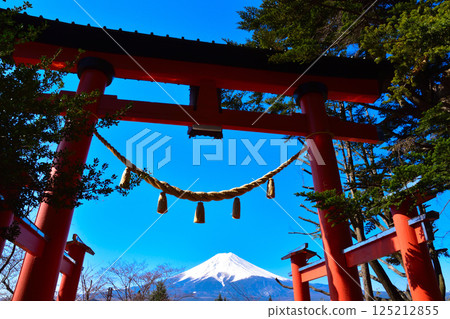 春季:新倉富士淺間神社鳥居 春季:新倉富士淺間神社鳥居 125212855
